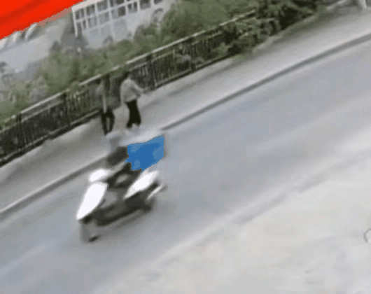 说说实话，这事故应该是谁的责任？一对中年夫妻，一齐走过一座桥，不知怎么搞的，走着