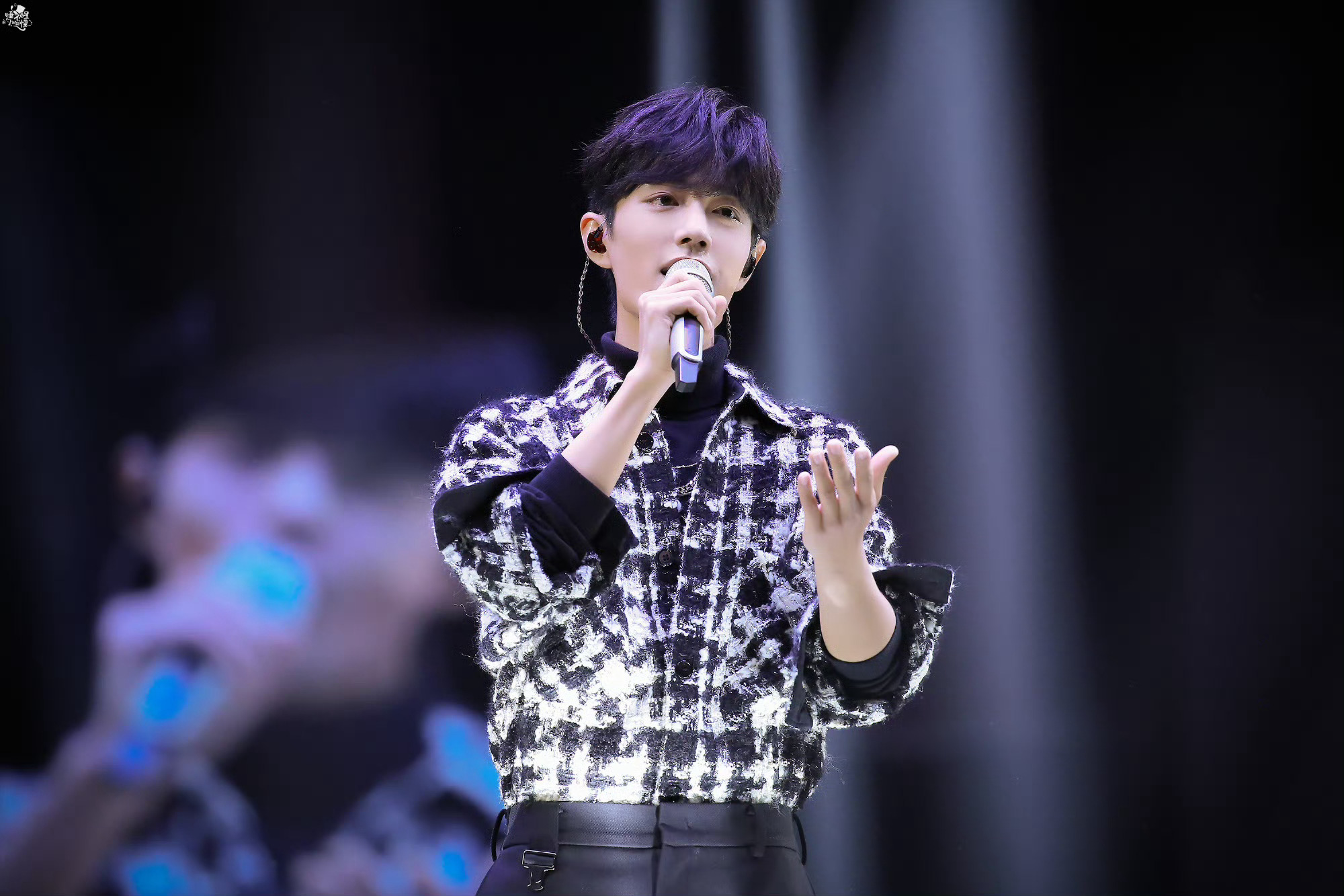 肖战工作室肖战 倘若星河可以寄信，我会写满满心欢喜，托整片星空告诉你我有多中意你