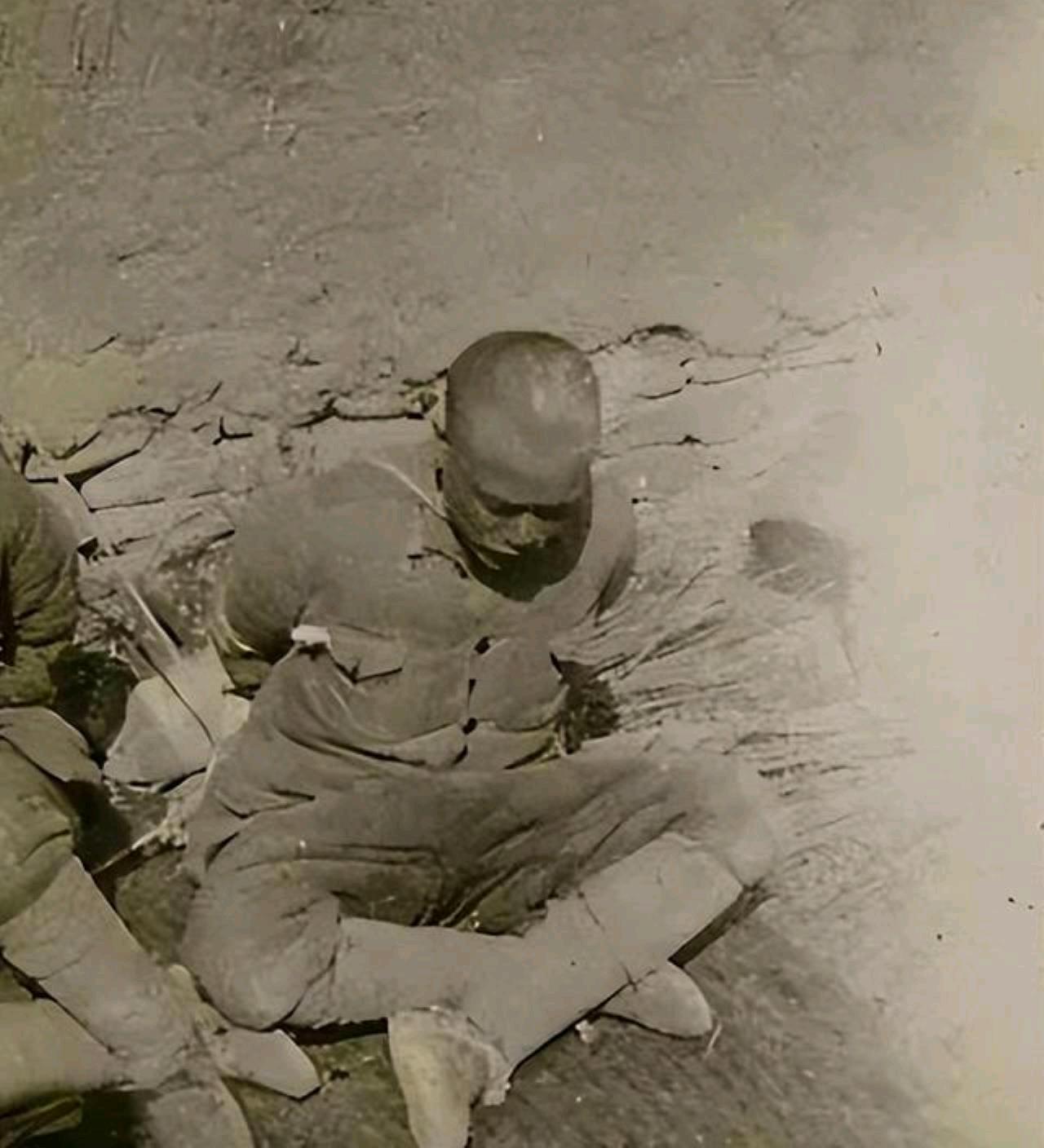 1947年，一个地主，半夜摸进柴房，对着一个被捆着的地下党，不说废话，匕首“噌”