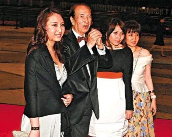 女人的仪态很重要，四太不高，但仪态好，看起来是自信满满的样子。而她女儿何超盈，仪