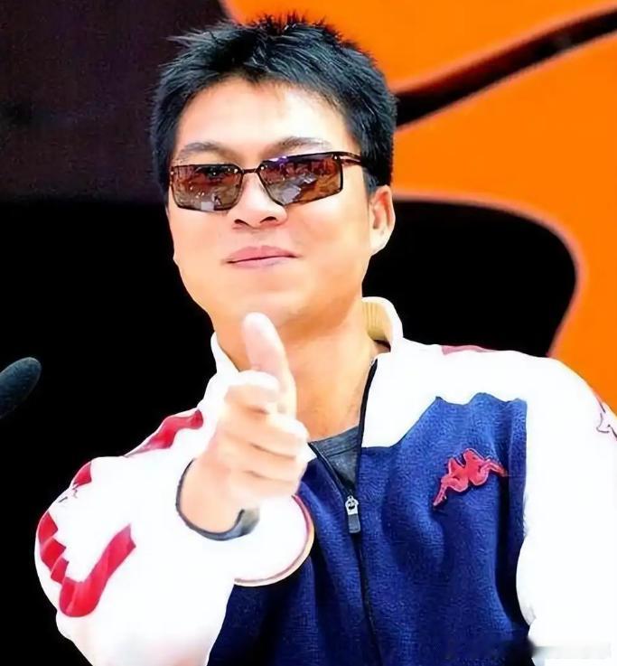 娶了著名女演员37年，生下两个漂亮女儿，如今61岁活成人生赢家，这位“乒乓王子”