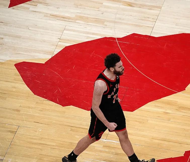 猛龙的这个77号到底是什么来头啊？
之前都不知道有这号人的，结果今天第四节突然跳