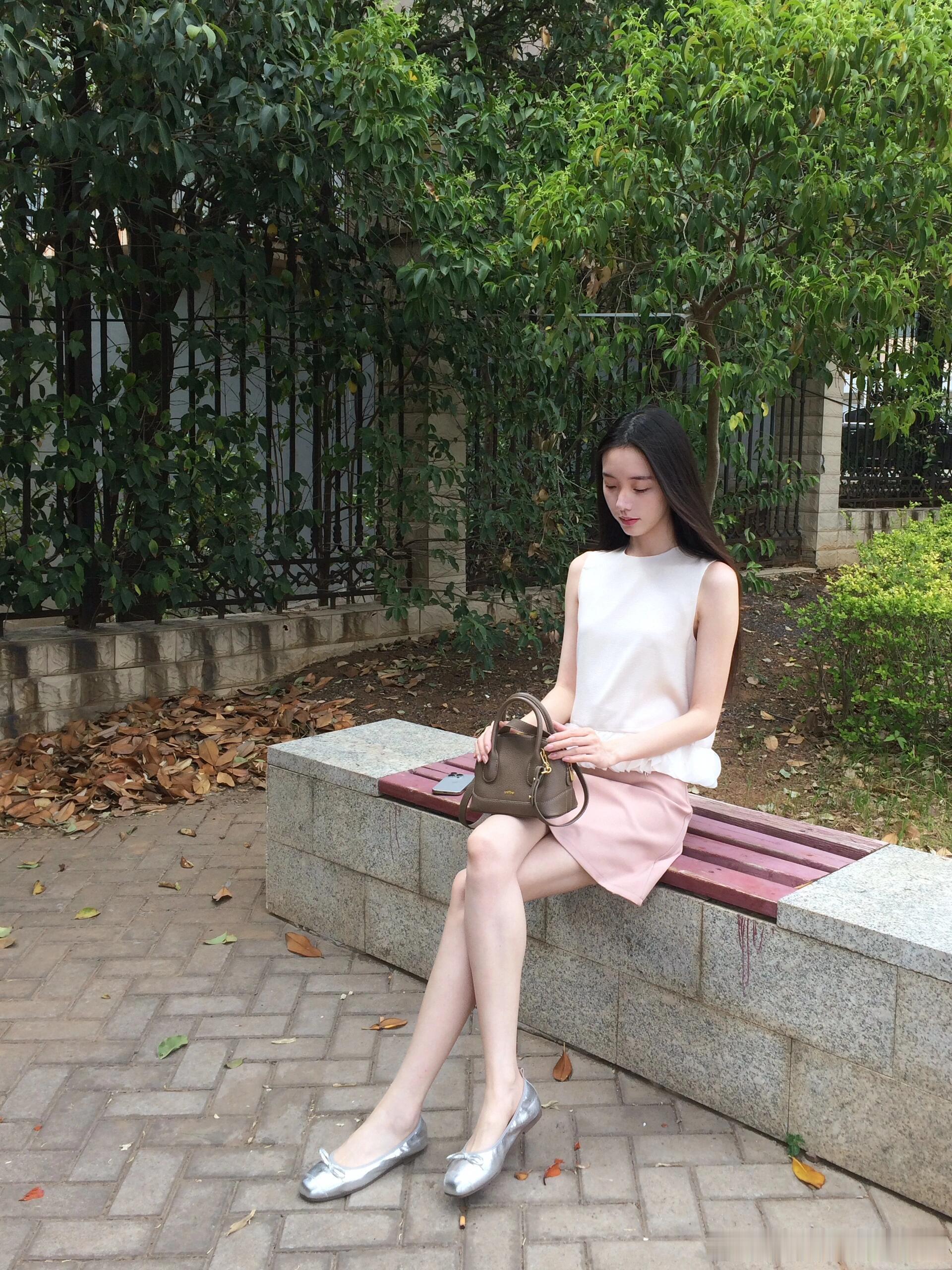 冷白皮大长腿，穿上银色平底鞋更显皮肤白皙~ ​​​