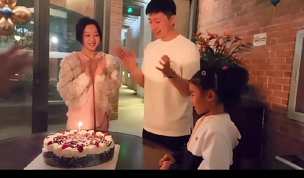 这还是第一次看见马龙带着妻子一起在公开场合露面。
他们一起为马龙庆生，
听说以前