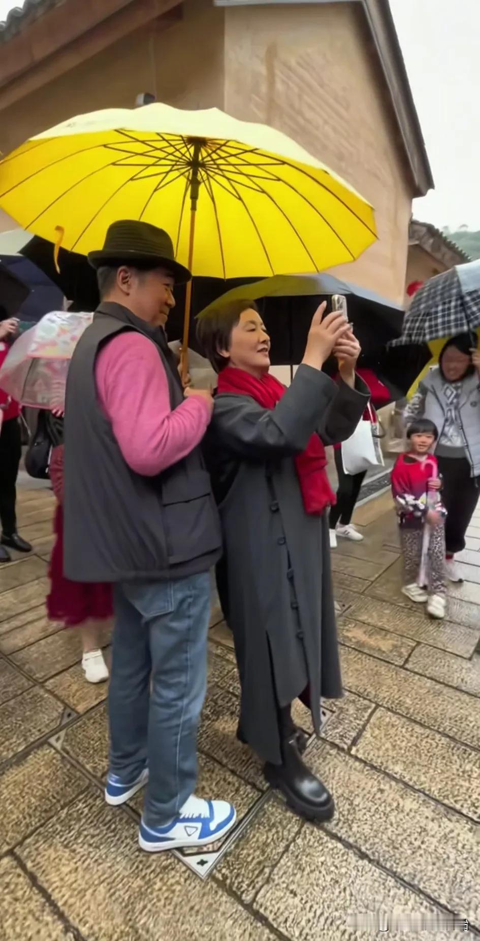 这才是夫妻该有的样子。最近，张国立、邓婕夫妇去深圳坪山游玩，当时下着小雨，张国立