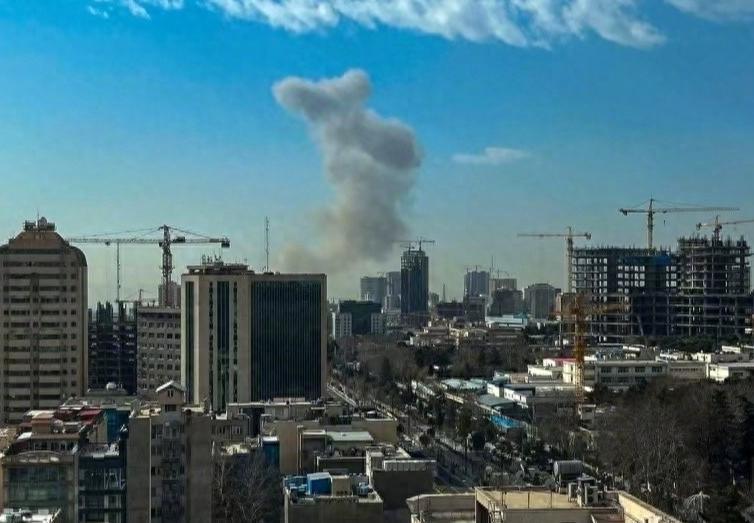 美国说要打伊朗，
伊朗说，
你打我，我就打以色列，
现在好了，
美国和以色列一起