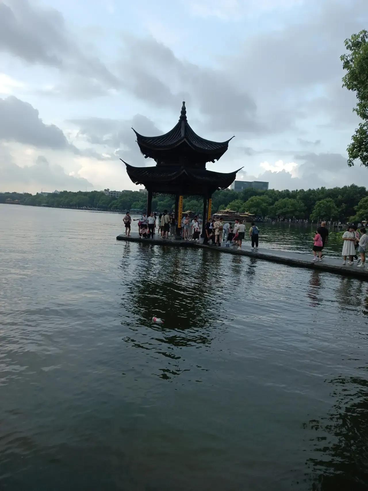 最近杭州时有阵雨，特别是西湖集贤亭这里一下雨，湖水面和亭子石头铺的长廊几乎一样高