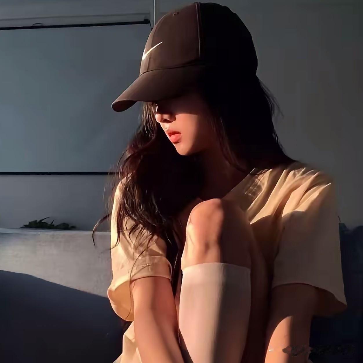 女人面对出轨的男人说：

我舍不得这个家，也舍不得这么多年的感情，可我一想到你做
