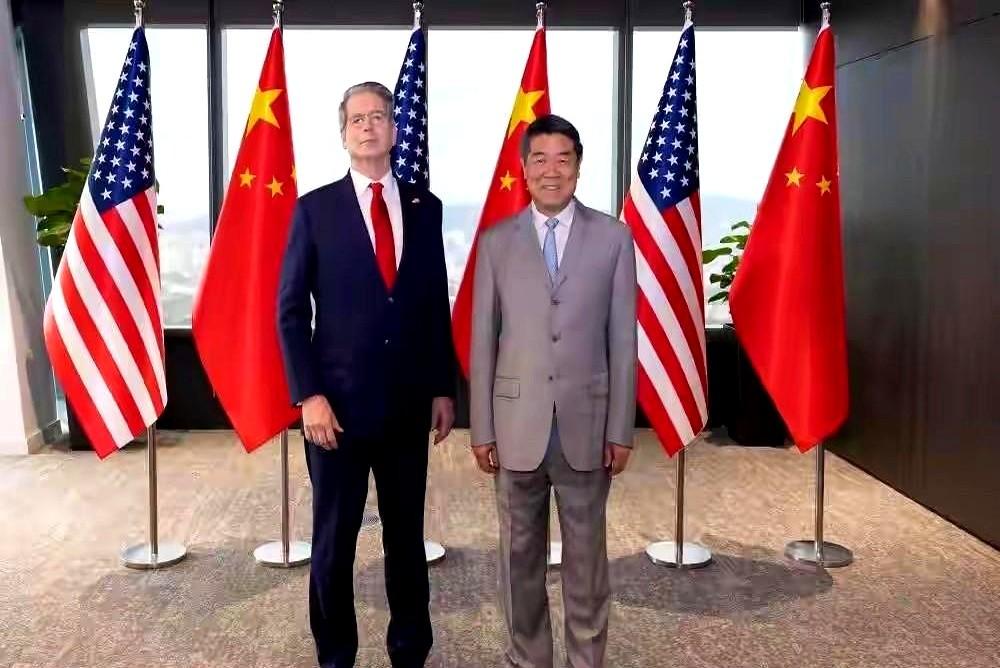 后仰抢镜？可能翻车。

一张照片就能毁掉好感的，不止滤镜。

贝森特合照时总把身