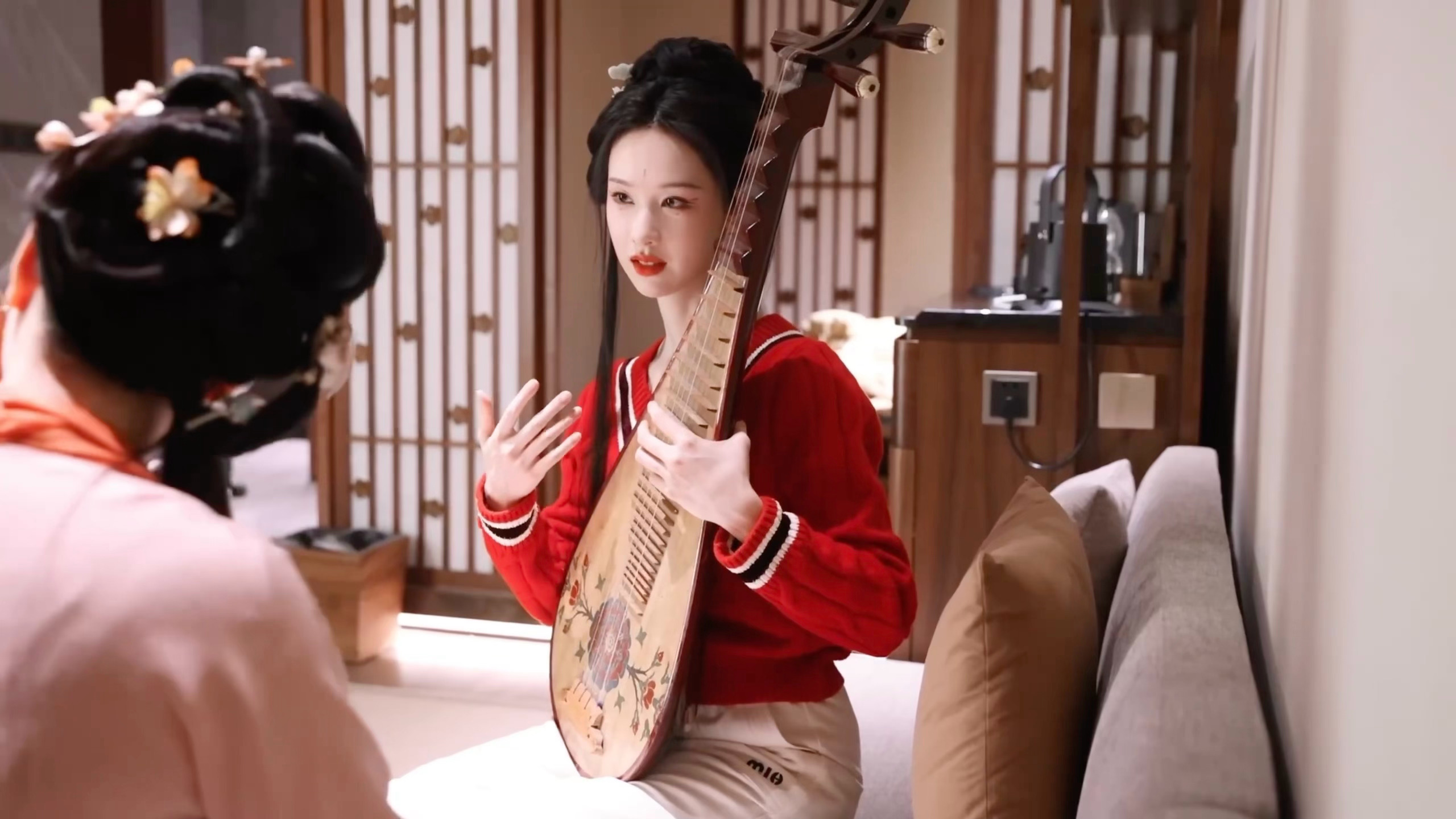 陈都灵 陈都灵学琵琶都有一种高智感，嘟嘟专注学习的样子迷死我了陈都灵弹琵琶花絮陈