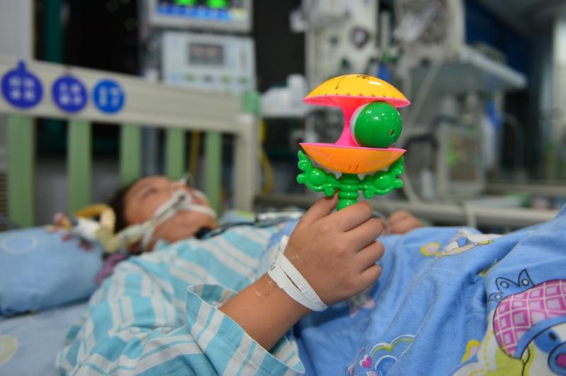 如何看待1岁女宝因肉毒毒素中毒导致瘫痪
福建1岁女宝小汐因肉毒毒素中毒瘫痪的事太