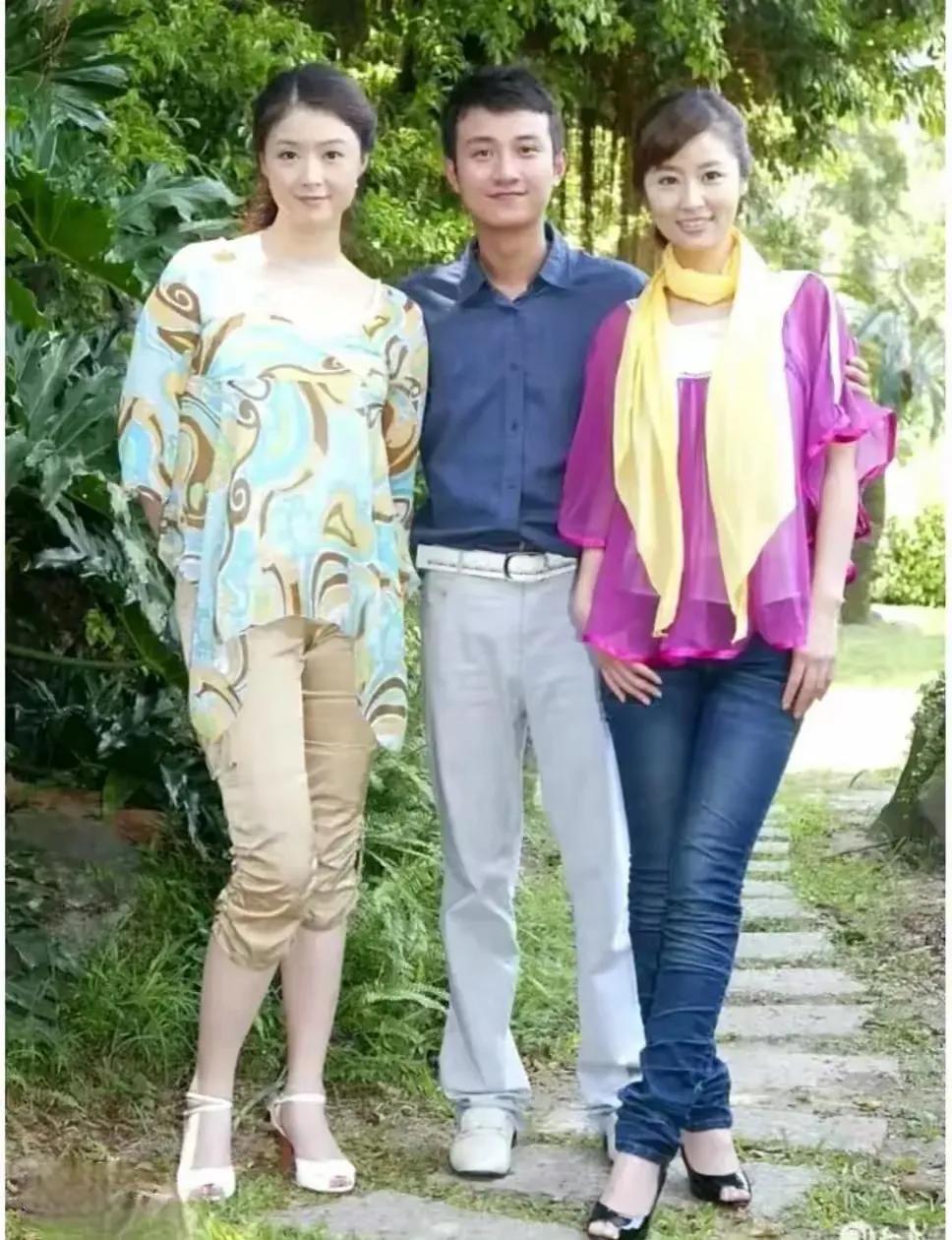 这张富有年代感的照片，立马让我们回忆起青春岁月，少男少女，帅哥靓妹。画面中的蒋欣