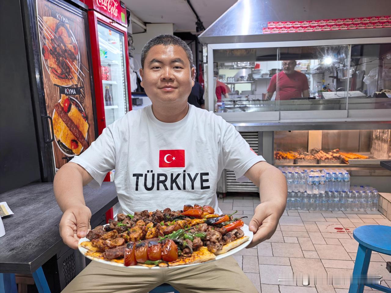 夜晚，在博德鲁姆的海边，品尝土耳其铁签烤肉。四种肉类，各来一串；加上配菜，满满一