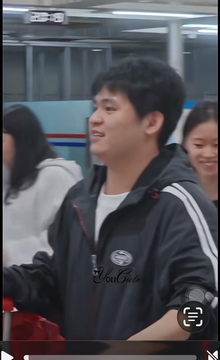 4月12日林诗栋结束太原站的比赛任务，马不停蹄的赶往成都封训，备战世乒赛！
太原