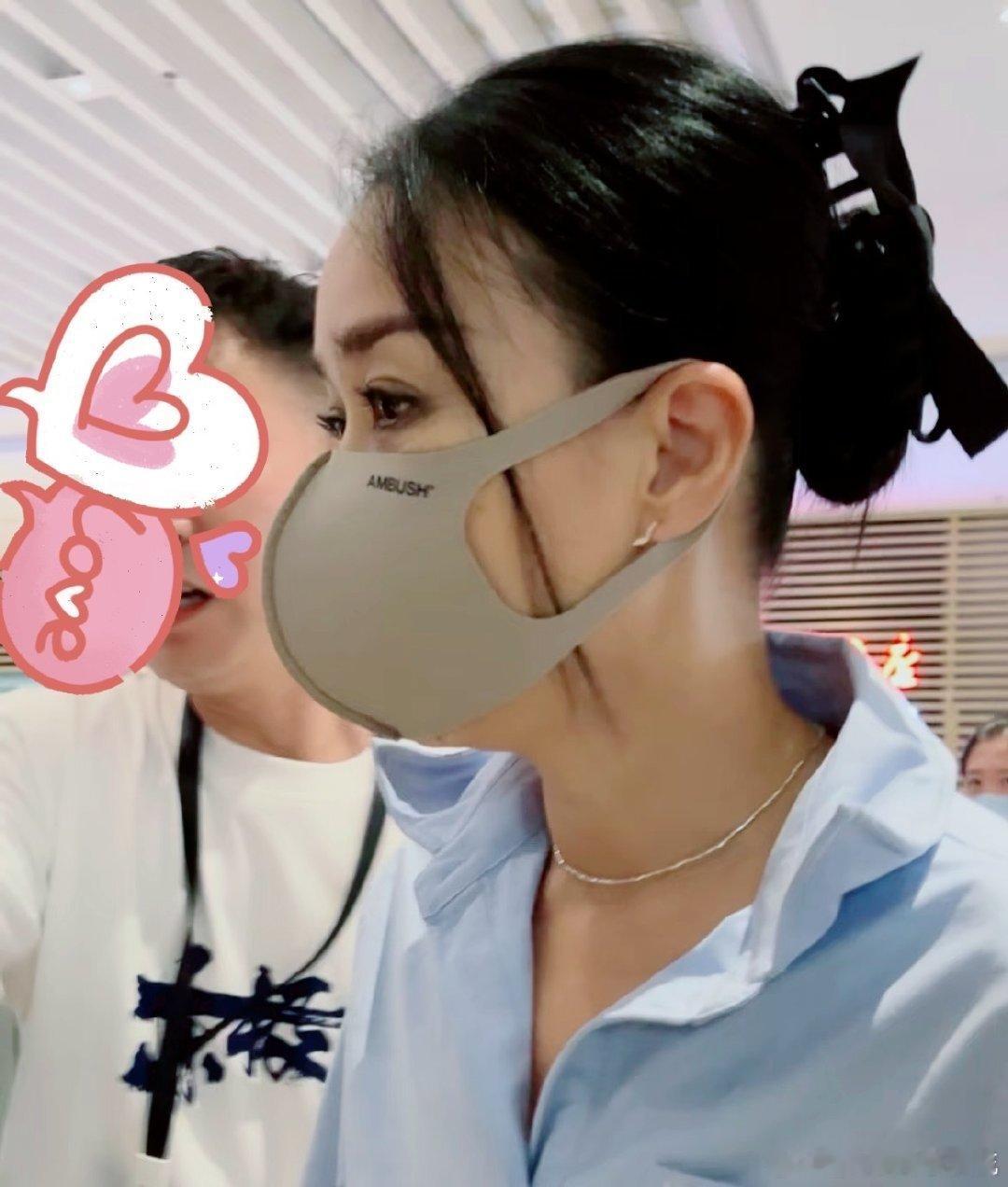 那英宋佳现身东极岛首映礼  那英宋佳来到了这一次的《东极岛》首映礼。真的是太有惊