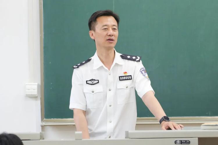 还是警察学院的学生幸福，二级警监给亲自上课，这是多么荣耀的事情啊！

警察学院，