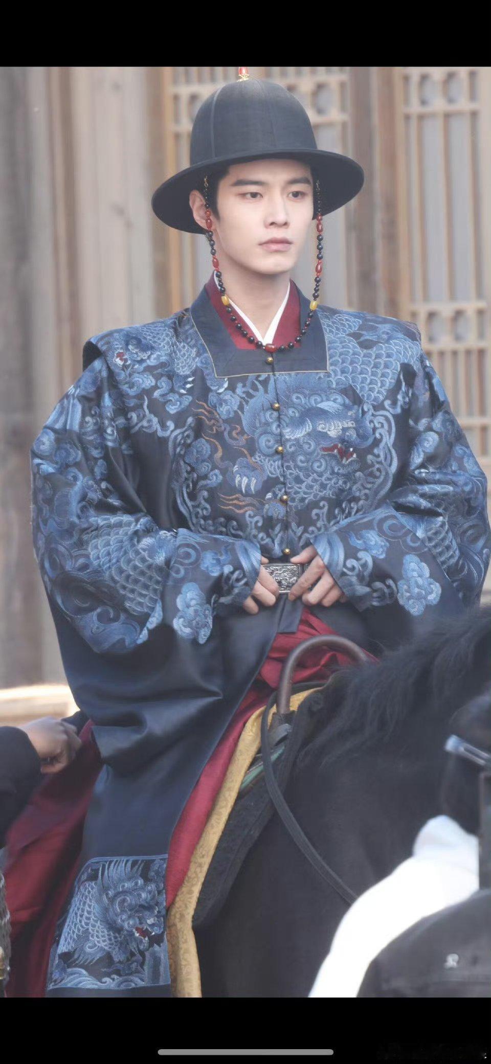 何与《窈窈有期》路透，萧靖西一身蓝袍帅气骑马