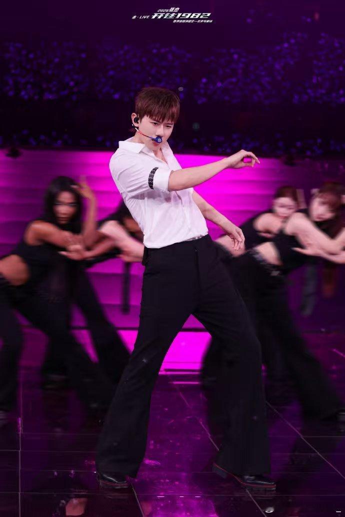 张杰你们是在和我讲相声吗岁月更迭人来人往，热爱从未褪色，奔赴跨越山海，以合唱回应