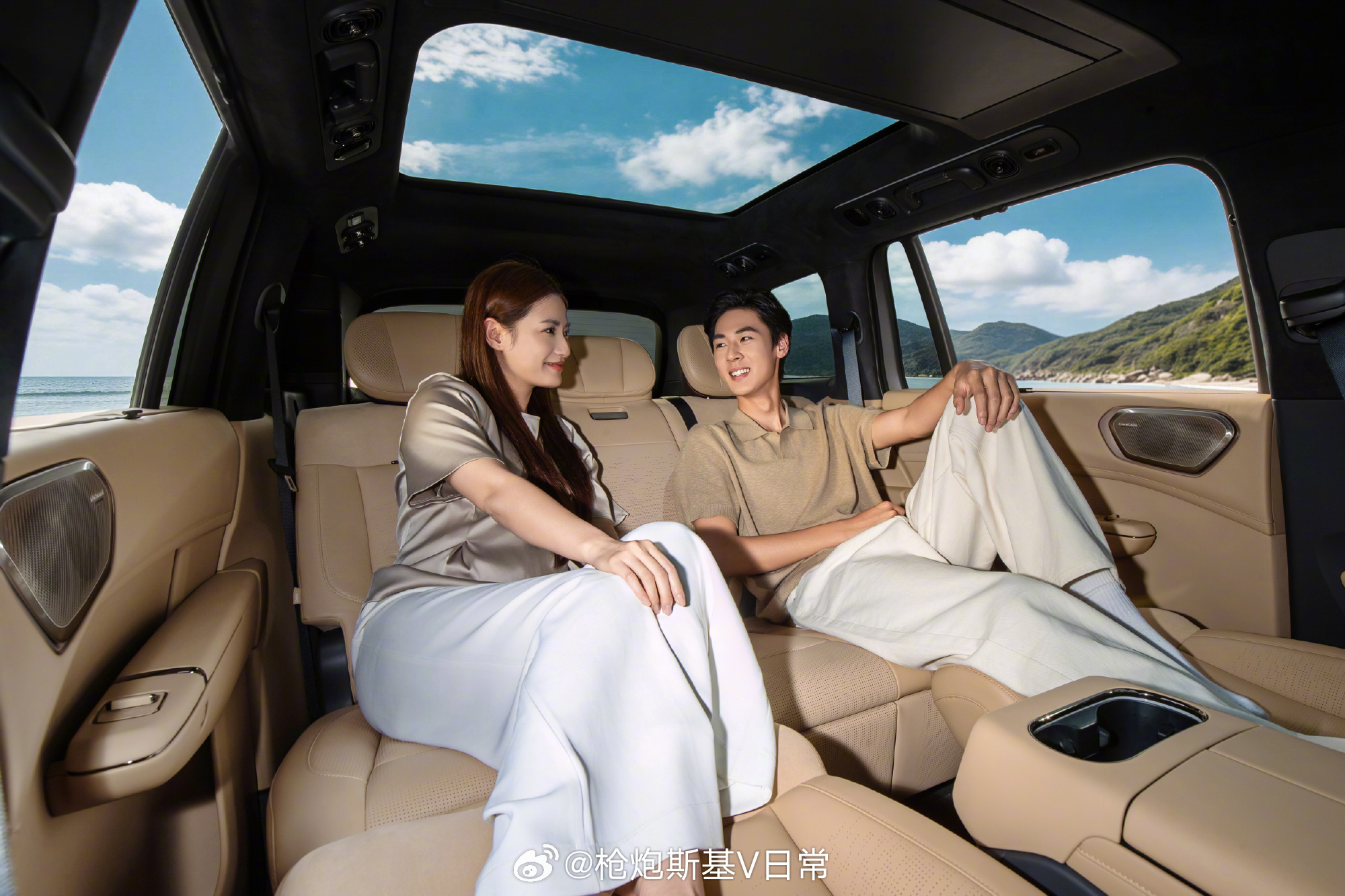 打破传统座舱妥协，以高智空间逻辑实现「真三座全域平权」！二排直接拉满越级体验：纯