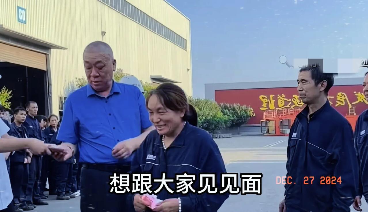 河南矿山崔培军老总坚持烈日下站着给员工发奖金，他不是不知道打卡流水更方便，他用这