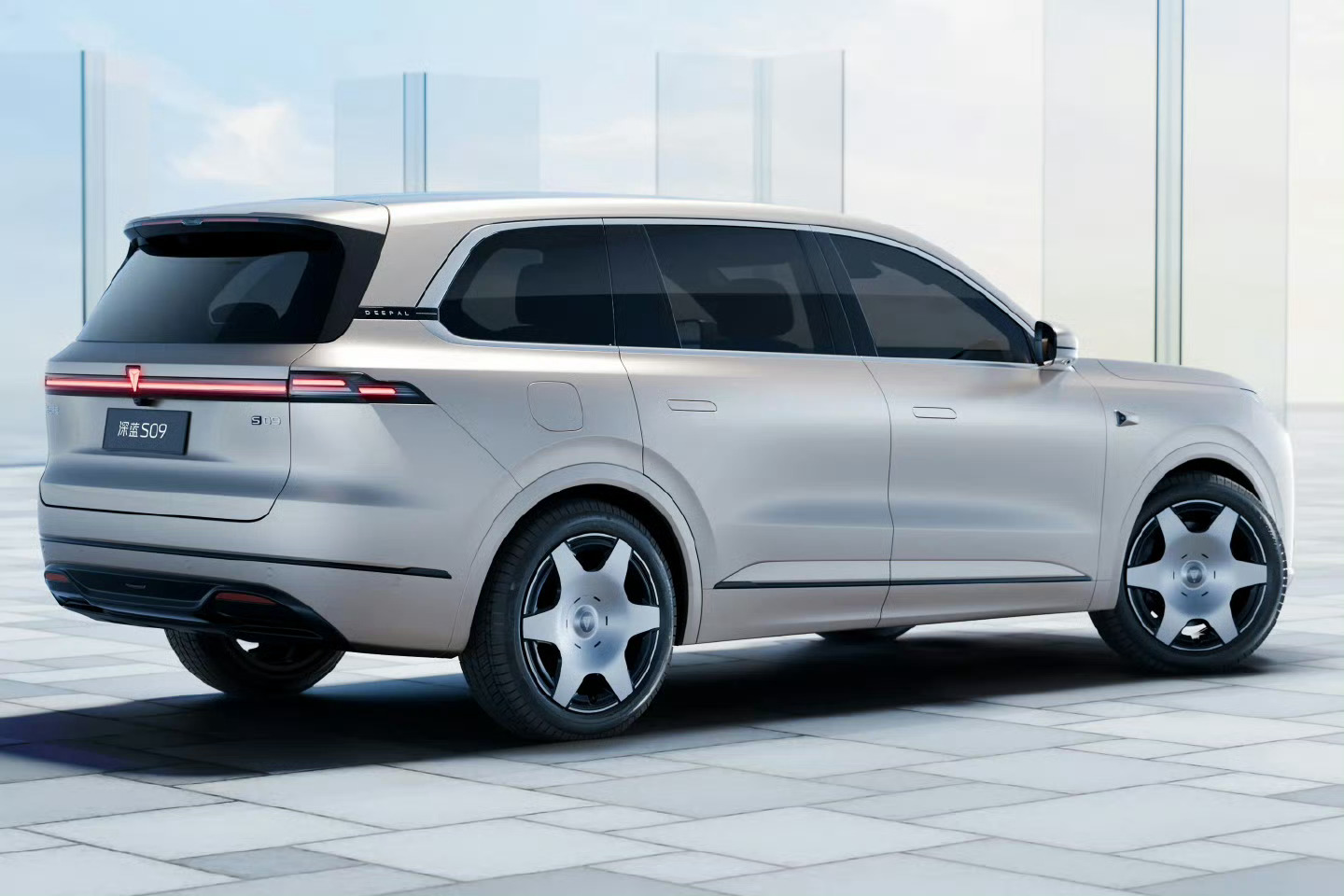 和朋友开深蓝S09出门玩也太舒服了吧🚗一路靠智驾轻松不少，高速上省心又稳妥，停