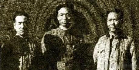 1942年2月，毛主席看望因病休养的中央职工运动委员会副书记林育英（张浩）同志时