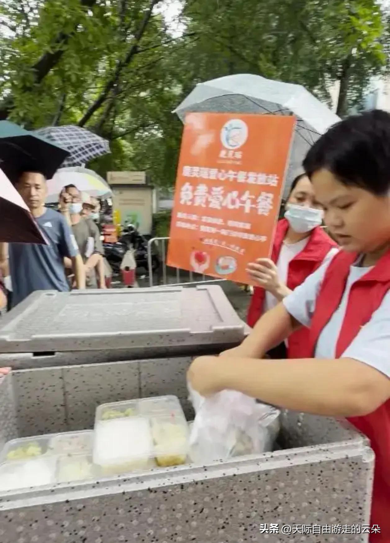 那个地铁吐血后默默擦地的女孩，生命倒计时了，她却还在关心这件事

你还记得她吗？