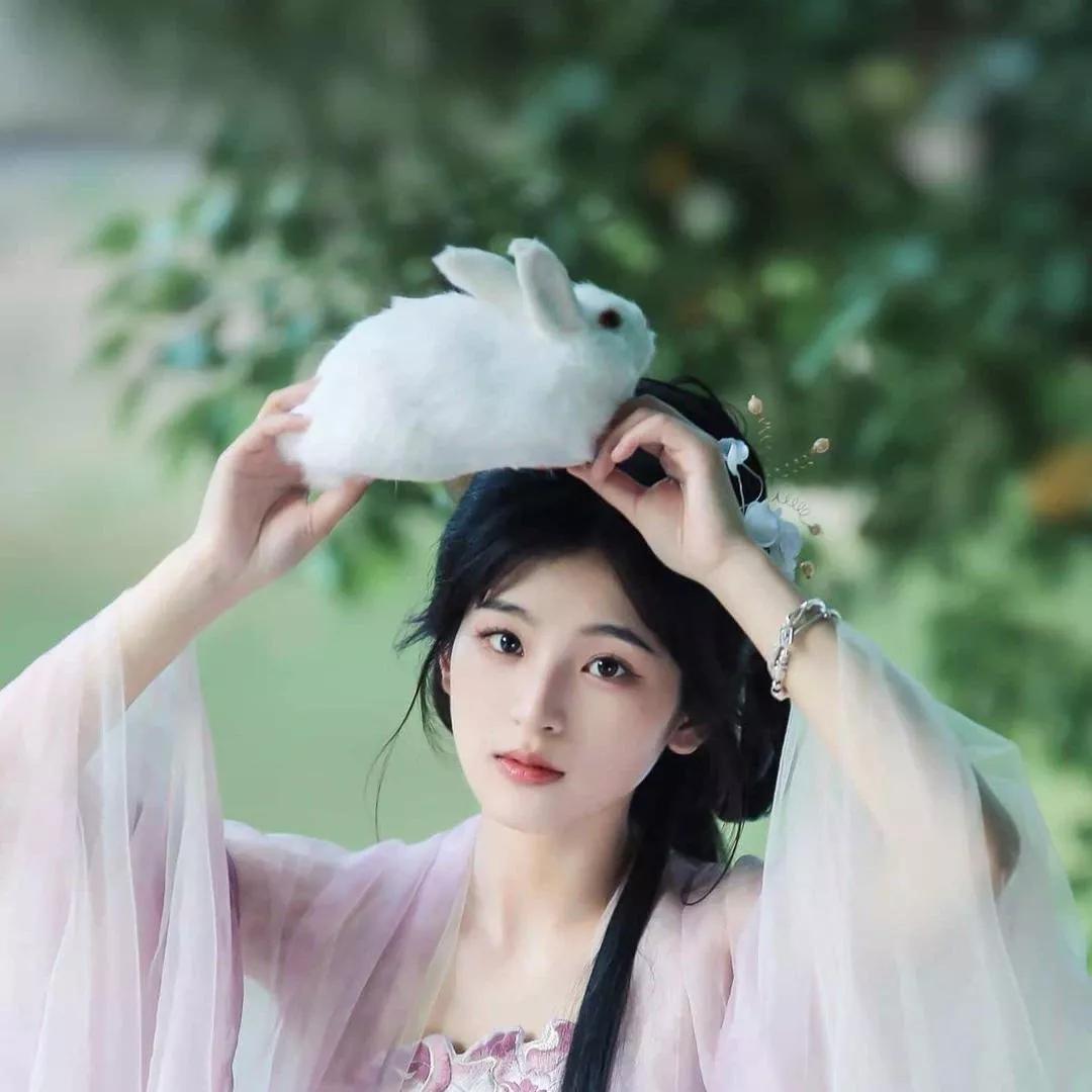 仙气飘飘的兔子公主，唯美自然背景，清新脱俗梦幻系公主