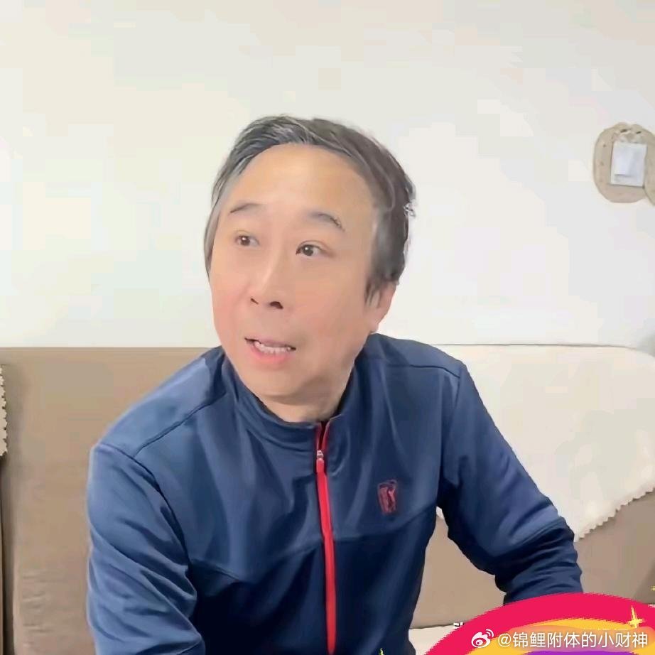 冯巩的段子又来了内容是这样的：老婆：老公，我想买条项链。冯巩：买就买呗，多少钱呀