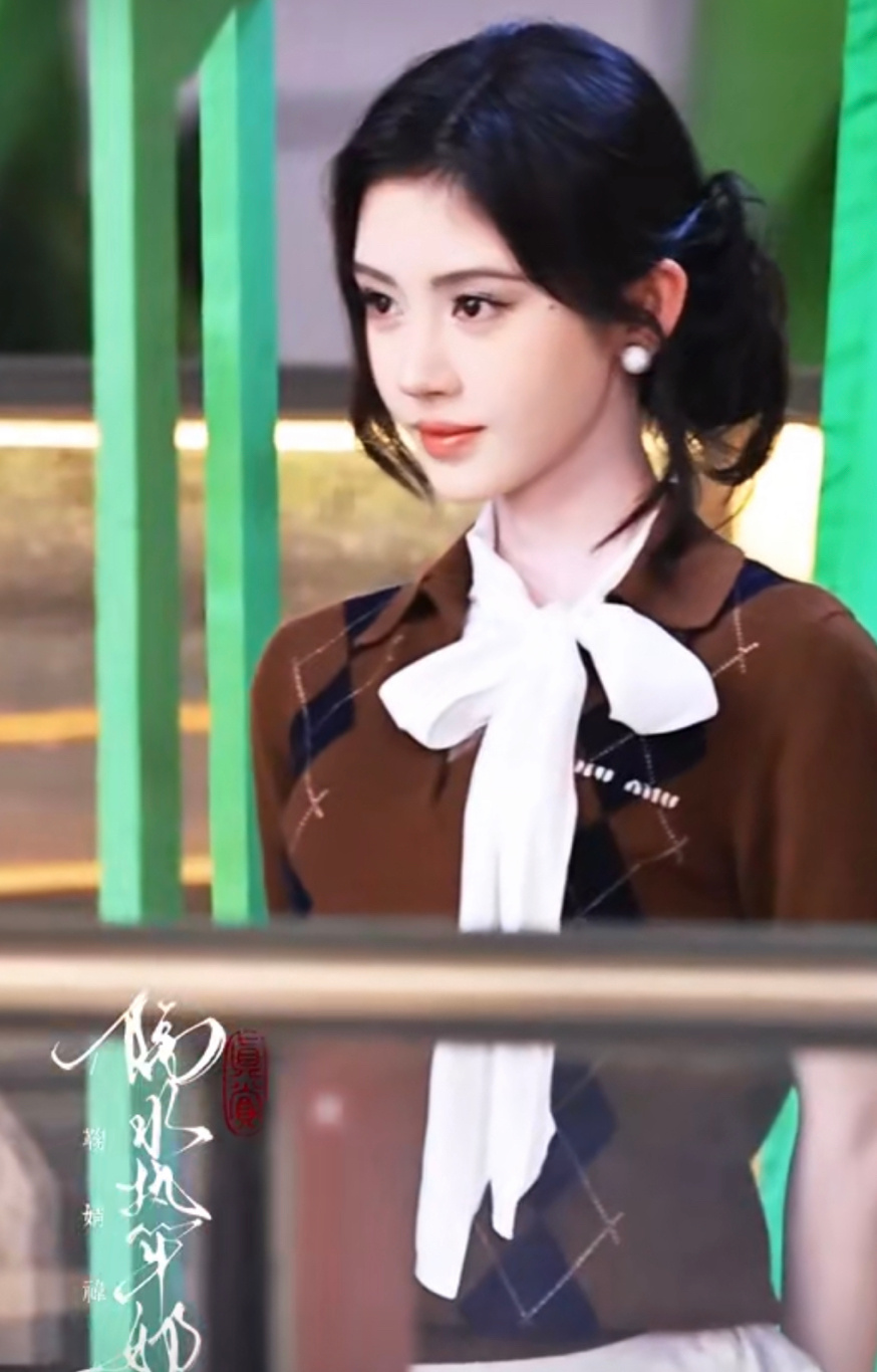 鞠婧祎《万花世界》苏绿夏路透，俏皮感豪门千金！ ​​​