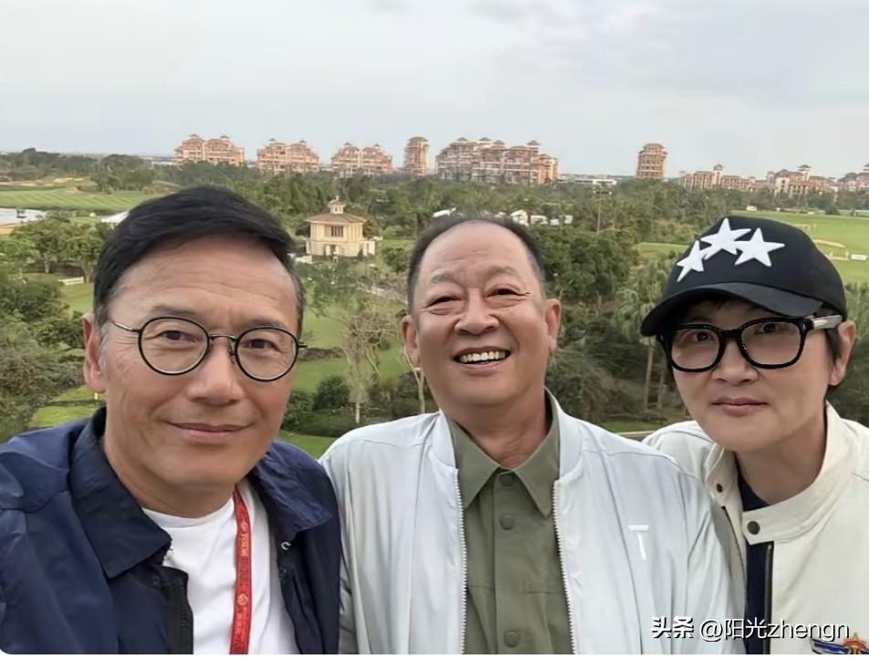 这张照片里，苗侨伟、王志文和孙楠都是高尔夫爱好者，站在中间的王志文看着很有长辈范