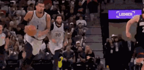 1VS4，文班亚马背扣火箭。
这天赋，不能用顶级来形容，得用恐怖这个词。
一个中