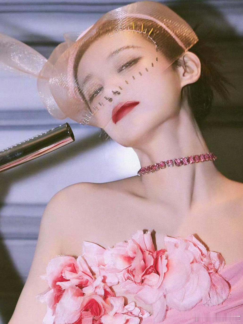 #李一桐粉色高定# 高定、女主角剧本都很多，但就是体寒。狂飙女配大嫂的高叶都出圈