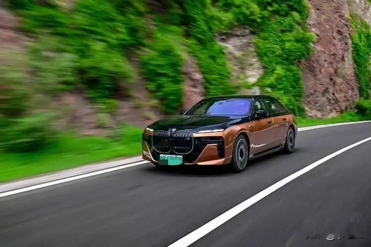 这个降价幅度有点狠，i7 M70L降了30.1万，不是没想到，只是国产新能源车太