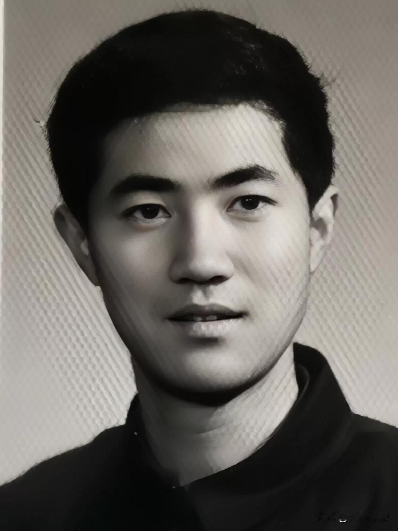 看到大导演张纪中年轻时候的样子，你就明白为他什么能找小他31岁的小娇妻了。