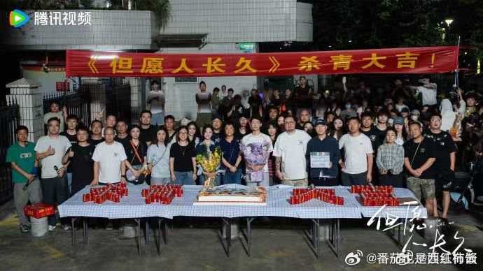 张晚意晒新剧杀青照张晚意但愿人长久杀青照 期待已久的现实题材杀青啦，张晚意饰演孙