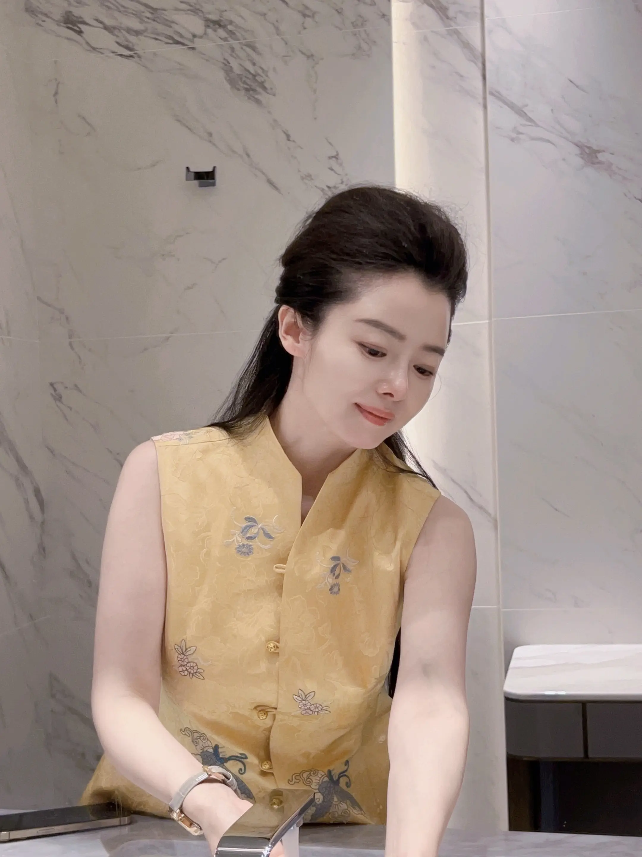 做自己而 不是解释自己 你所见即是我 好与坏我都不反驳…