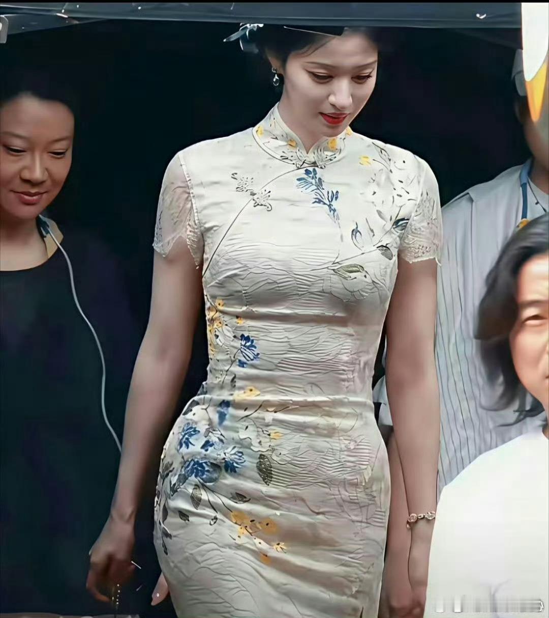 王楚然算是内娱少有的珠圆玉润型的女艺人了吧。 