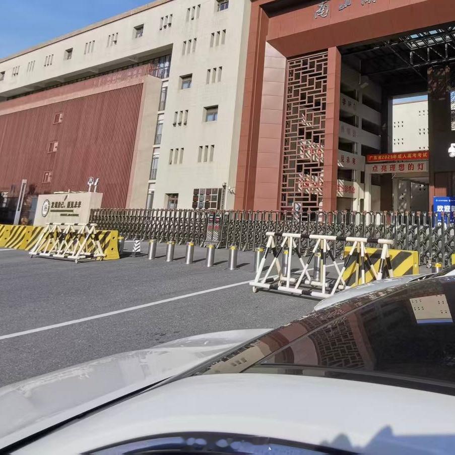 不得要求教师承担上街执勤等任务支持[good]不得要求教师上街执勤，同时也不得要