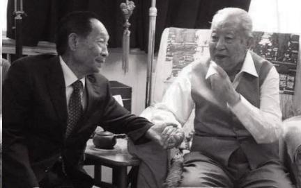 2006年，袁隆平出差北京的时候，特意去看望华国锋。那时华国锋身体不太好，一般不