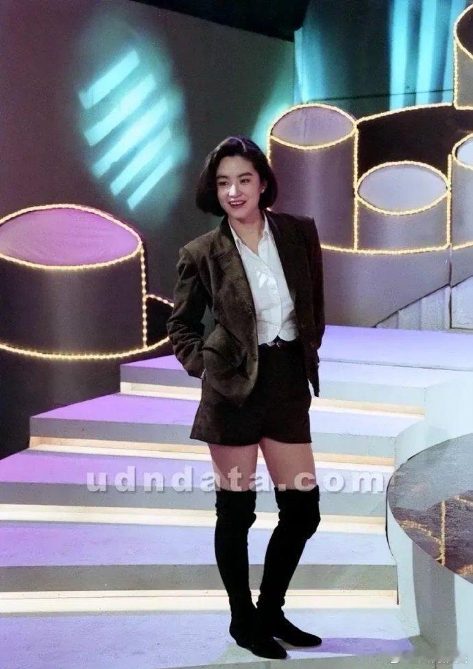 林青霞30多年前就在穿美拉德了！她是50后诶，好时尚，她的衣品放现在都不过时… 