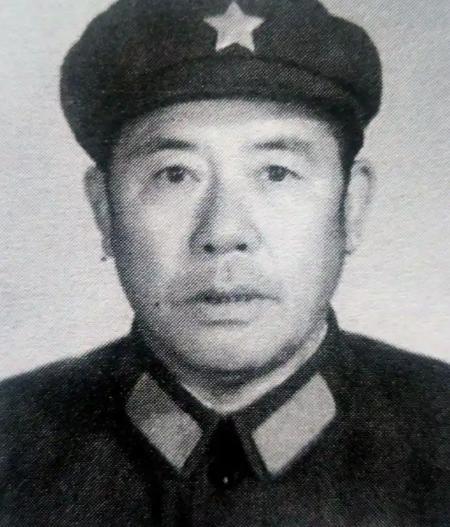 1955年新中国第一次搞全军大授衔，名单报到毛主席那里，他翻着翻着突然问了一句：