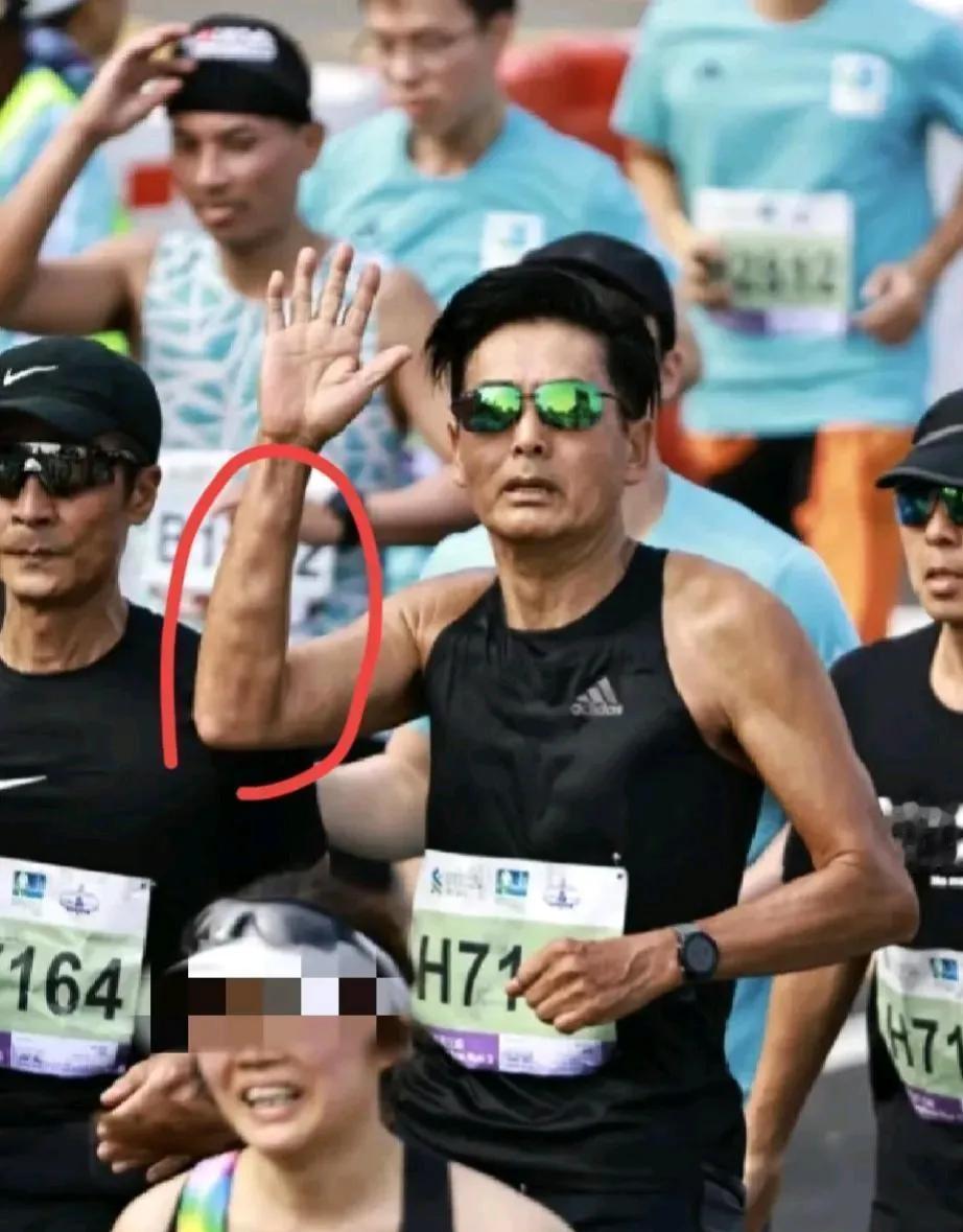 周润发公园跑步被偶遇，尽管发哥已经70岁了，依旧老当益壮，健步如飞。有细心的网友