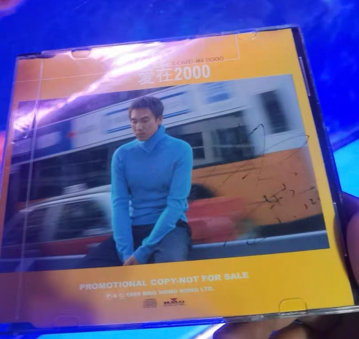 #现在的我还没24年前的林依轮洋气# 林依轮一首《爱在2000》里面真的是有很多