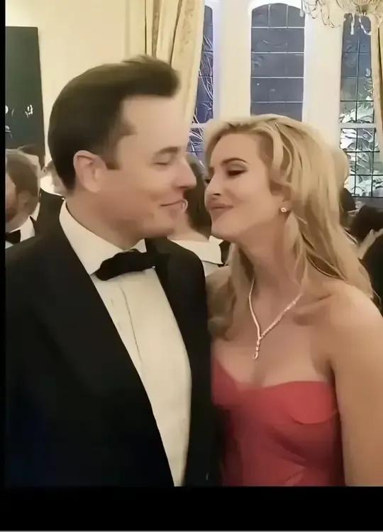 老特大获全胜，马斯克也是功不可没，特朗普的全家大合影，怎么能少了马斯克这位大功臣