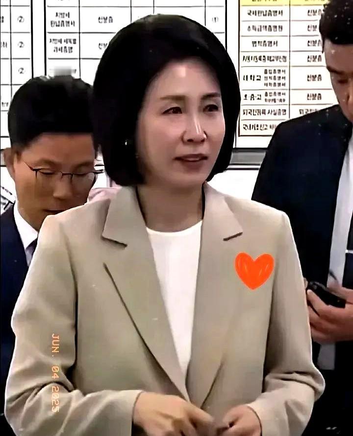 刚刚查了一下李在明夫人

不查不知道，一查才明白！

要说这位夫人最戳人的还是她