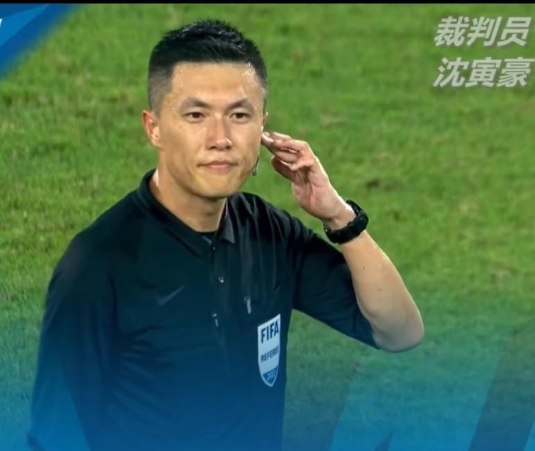 沈寅豪以主裁判身份执法本轮中超冠军场次河南PK成都蓉城。
要知道成都蓉城此战取胜