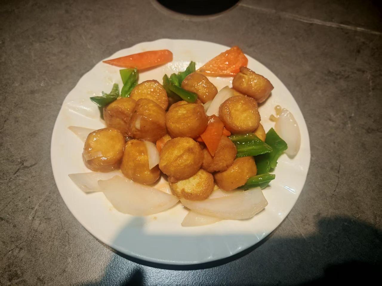 早就听说沈阳铁西有家“神店”叫群乐饭店，今天终于和朋友来拔草啦！这店藏在老居民楼