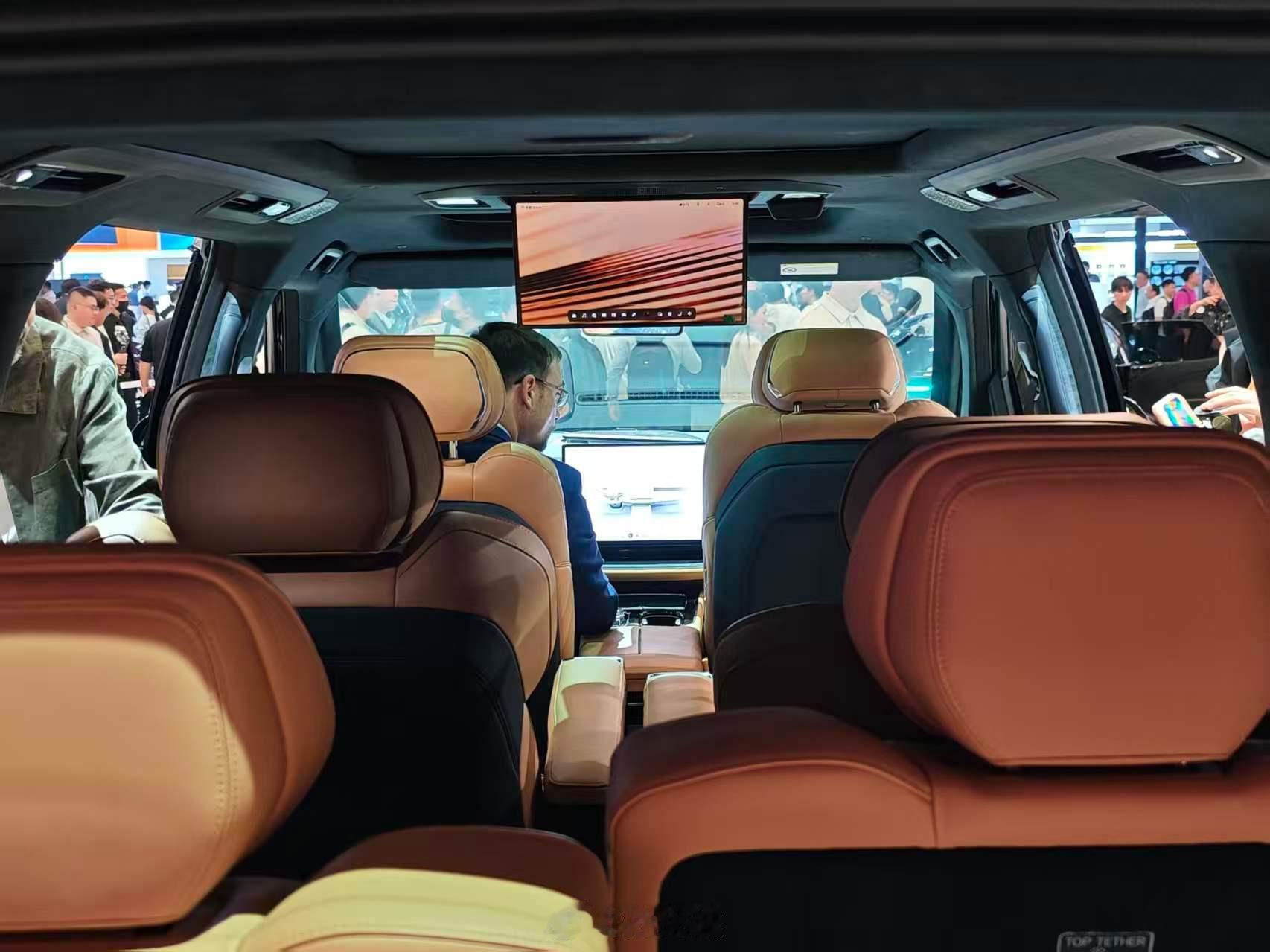 009今日在北京车展正式发布，除了七座豪华版、六座行政版以外，这次还全新推出七座