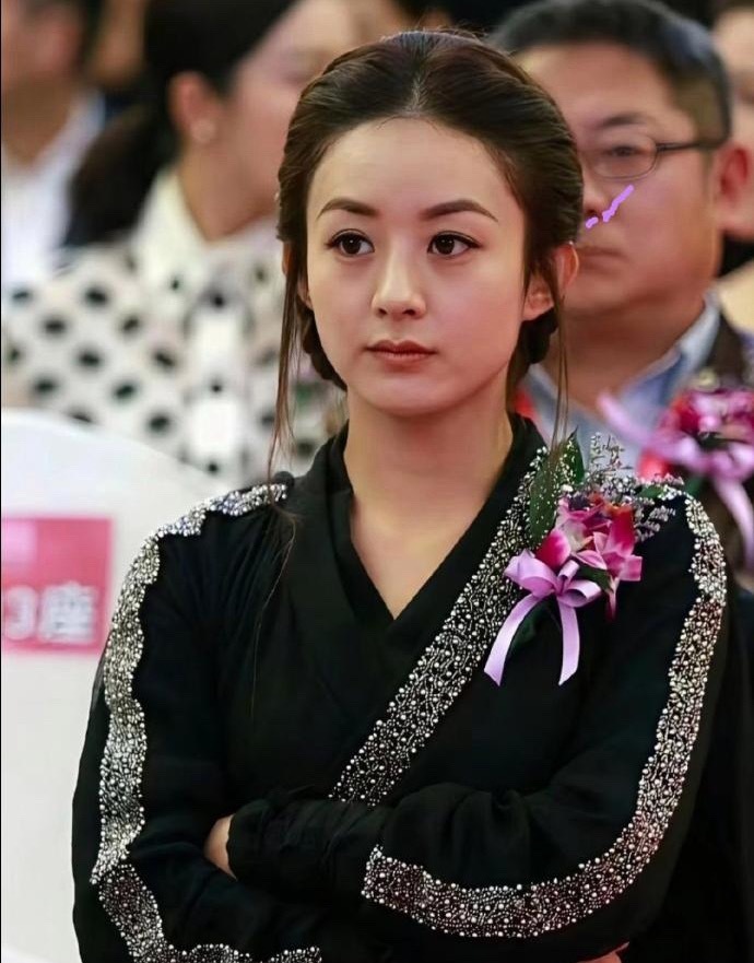现在的人啊，这有啥好笑的？还记得当年赵丽颖因为穿了这身衣服去领奖被大家嘲笑！其他